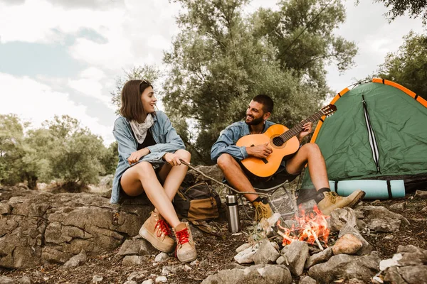 Romantisk Par Sitter Ved Bålet Vakkert Par Som Nyter Campingplassen – stockfoto