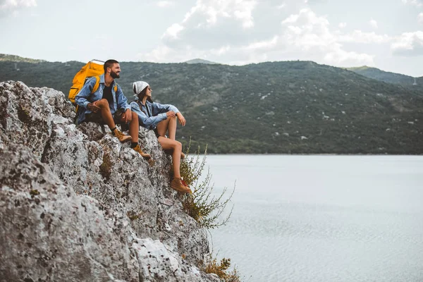 Senderistas Con Mochilas Sentadas Acantilado Disfrutando Lago Montaña — Foto de Stock