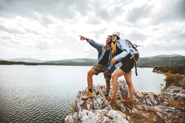 Caminhantes Com Mochilas Sentadas Penhasco Desfrutando Lago Montanha — Fotografia de Stock