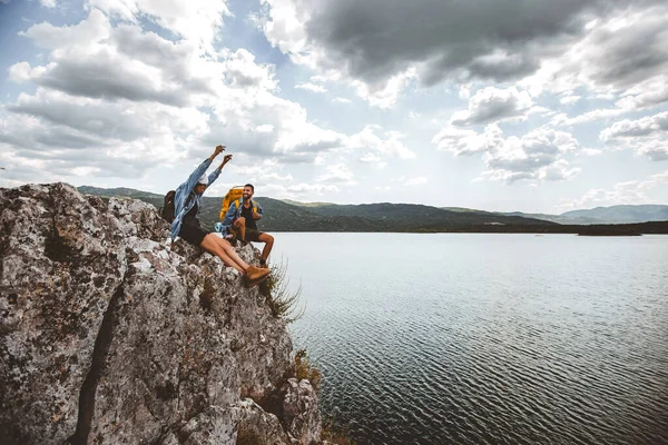 Senderistas Con Mochilas Sentadas Acantilado Disfrutando Lago Montaña — Foto de Stock