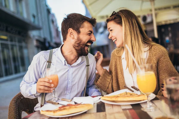Jeune Couple Attrayant Heureux Qui Passe Bon Moment Restaurant Café — Photo