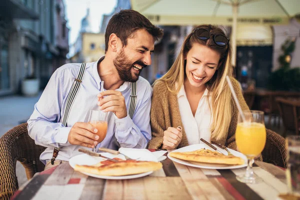 Attraktives Und Glückliches Junges Paar Das Sich Café Restaurant Vergnügt — Stockfoto