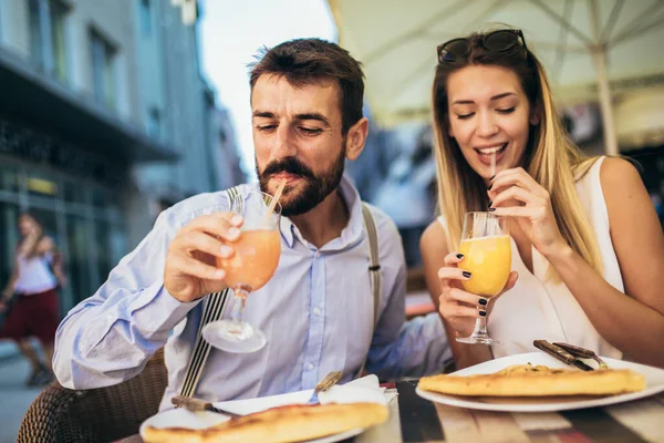 Attraktiv Lykkelig Ungt Par Som Har Det Gøy Kafe Restaurant – stockfoto