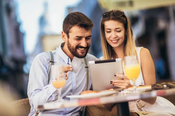 Jeune Couple Achetant Ligne Avec Carte Crédit Tablette Dans Café — Photo