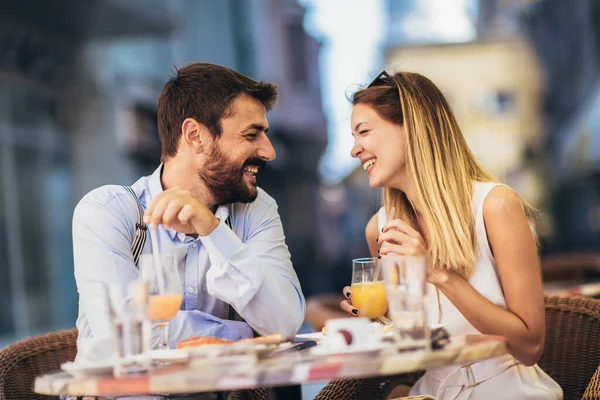 迷人而快乐的年轻夫妇在咖啡馆餐厅度过了一段美好的时光 他们笑着吃着比萨饼 — 图库照片
