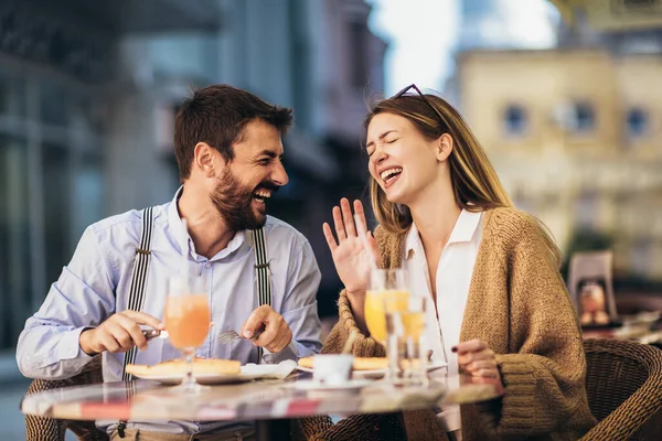 Lächelndes Paar Bei Date Das Gemeinsam Pizza Restaurant Genießt — Stockfoto