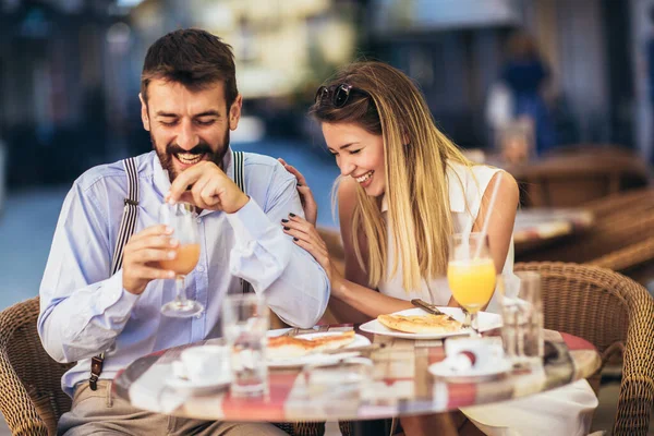 Attraktives Und Glückliches Junges Paar Das Sich Café Restaurant Vergnügt — Stockfoto