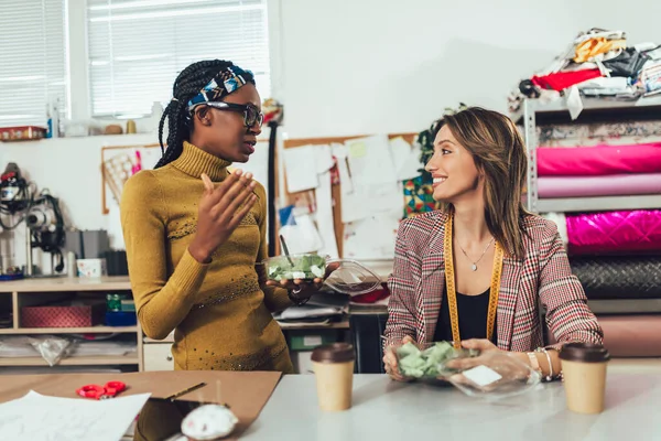 Deux Jeunes Femmes Entrepreneures Créatrices Mode Travaillant Dans Atelier Faisant — Photo
