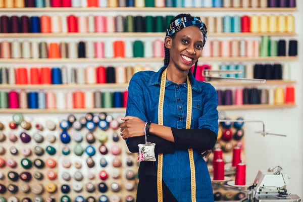 Портрет Счастливой Африканской Модельерки Студии Фон Разноцветной Нитки — стоковое фото
