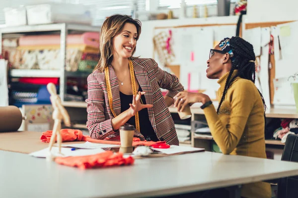 Duas Jovens Empresárias Designers Moda Que Trabalham Atelier — Fotografia de Stock