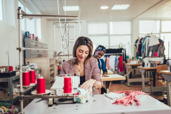Jovem Designer Moda Usando Máquina Costura Sua Oficina — Fotografia de Stock