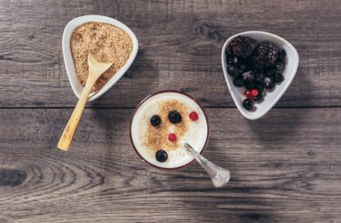 Kepekli, muzlu ve meyveli taze yoğurt.