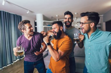 Erkek arkadaşlar karaokede boş zaman geçirir, şarkı söyler ve birlikte eğlenirler, arkadaşlarıyla, evde..