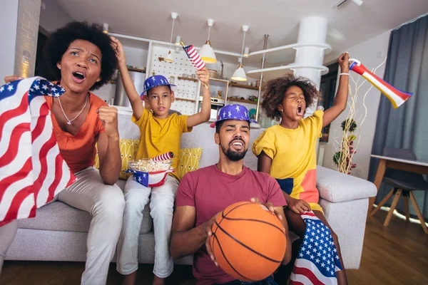 Mutlu Afro Amerikan Ailesi Televizyon Seyrediyor Evdeki Kanepede Basketbol Maçlarına — Stok fotoğraf