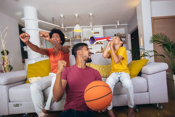 Mutlu Afro Amerikan Ailesi Televizyon Seyrediyor Evdeki Kanepede Basketbol Maçlarına — Stok fotoğraf