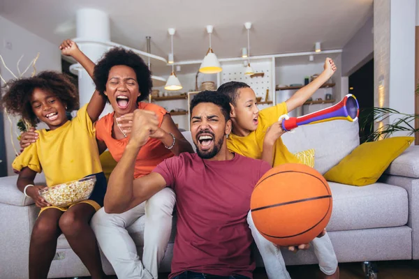 Šťastná Africká Americká Rodina Sledování Televize Povzbuzování Basketbalové Hry Pohovce — Stock fotografie