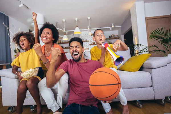 Feliz Familia Afroamericana Viendo Televisión Animando Los Juegos Baloncesto Sofá — Foto de Stock