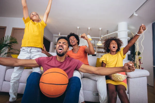 Щаслива Афроамериканська Сім Дивиться Вітає Баскетбольні Ігри Вдома Дивані — стокове фото