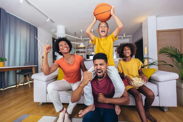 Mutlu Afro Amerikan Ailesi Televizyon Seyrediyor Evdeki Kanepede Basketbol Maçlarına — Stok fotoğraf