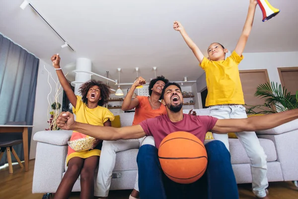 Щаслива Афроамериканська Сім Дивиться Вітає Баскетбольні Ігри Вдома Дивані — стокове фото