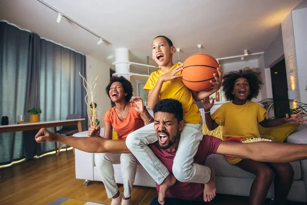 Mutlu Afro Amerikan Ailesi Televizyon Seyrediyor Evdeki Kanepede Basketbol Maçlarına — Stok fotoğraf