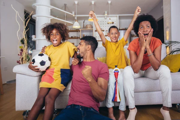 Glückliche Afrikanisch Amerikanische Familie Schaut Fußballspiel Heimischen Wohnzimmer Fernsehen — Stockfoto