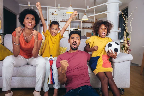 Glückliche Afrikanisch Amerikanische Familie Schaut Fußballspiel Heimischen Wohnzimmer Fernsehen — Stockfoto