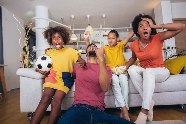 Glückliche Afrikanisch Amerikanische Familie Schaut Fußballspiel Heimischen Wohnzimmer Fernsehen — Stockfoto