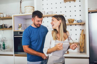 Genç ve güzel bir çift mutfakta eğleniyor..