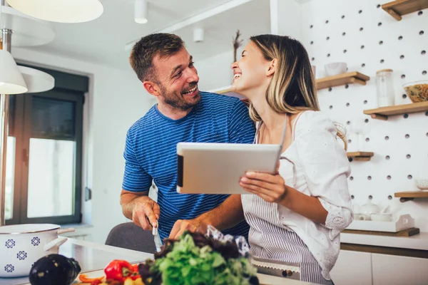 Joven Pareja Feliz Está Disfrutando Preparando Comida Saludable Cocina Leyendo —  Fotos de Stock