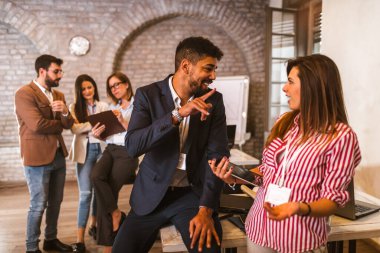 Modern ofiste yeni bir proje üzerinde çalışan iki tasarımcı.