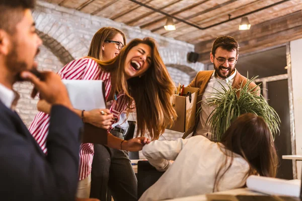 Geschäftsteam Trifft Einen Neuen Mitarbeiter — Stockfoto