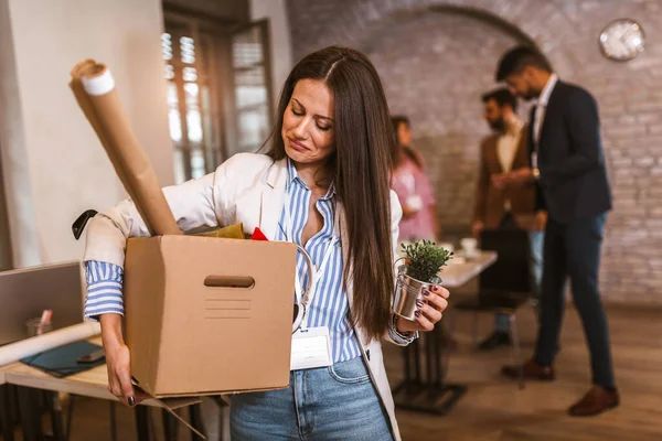 Mujer Despedida Con Cosas Personales Oficina — Foto de Stock