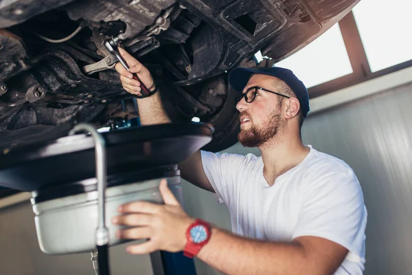 Ritratto Meccanico Che Ripara Auto Nel Suo Garage Cambio Olio — Foto Stock