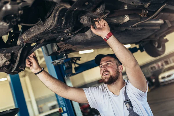 Professionista Vicino Alla Macchina Appesa All Ascensore Presso Stazione Servizio — Foto Stock