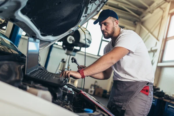 Meccanico Auto Professionale Che Lavora Nel Servizio Riparazione Auto Utilizzando — Foto Stock