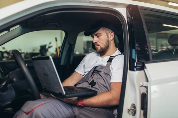 Professionele Auto Monteur Werken Auto Reparatie Service Met Behulp Van — Stockfoto