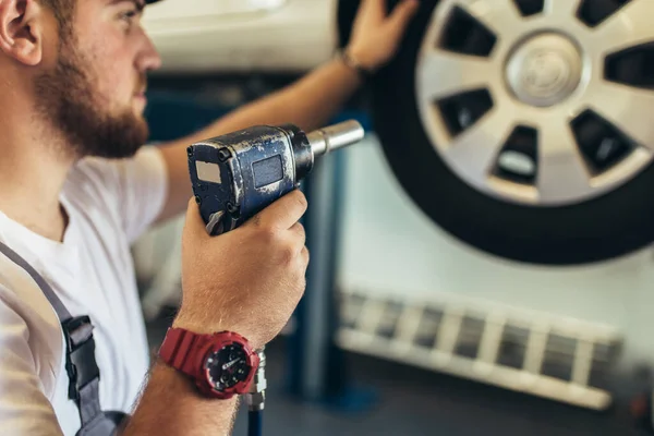 Meccanico Che Cambia Ruota Auto Officina Riparazione Auto — Foto Stock