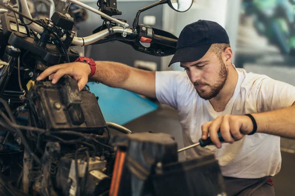 Professionele Motorfiets Monteur Werken Fiets Reparatie Service — Stockfoto