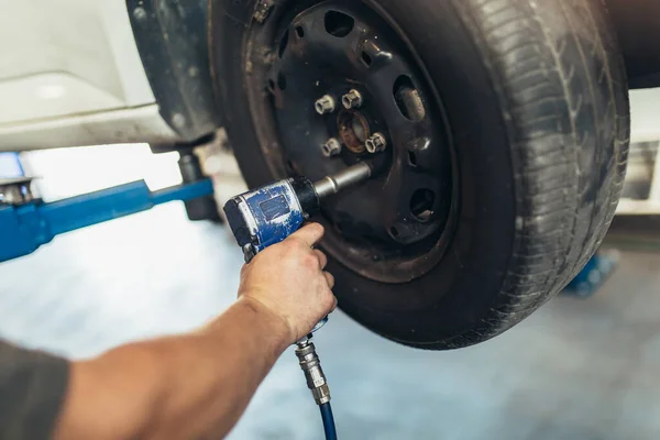 Meccanico Che Cambia Ruota Auto Officina Riparazione Auto — Foto Stock