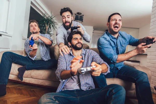 Sorrindo Amigos Sexo Masculino Jogando Jogos Vídeo Casa — Fotografia de Stock