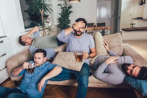 Mannelijke Vrienden Hebben Een Kater Het Feest Slapen Bank — Stockfoto