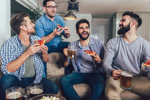 Группа Позитивных Мужчин Которые Пьют Пиво Едят Пиццу Дома — стоковое фото