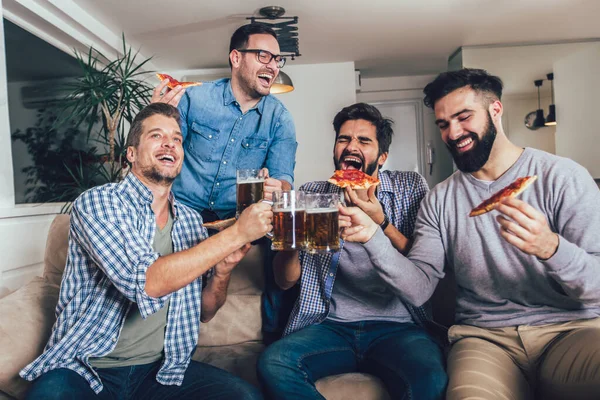 Groep Positieve Mannelijke Vrienden Die Thuis Bier Drinken Pizza Eten — Stockfoto