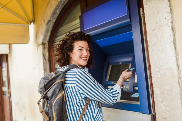 Toeristenvrouw Gebruikt Een Creditcard Bij Geldautomaat Het Concept Van Toerisme — Stockfoto