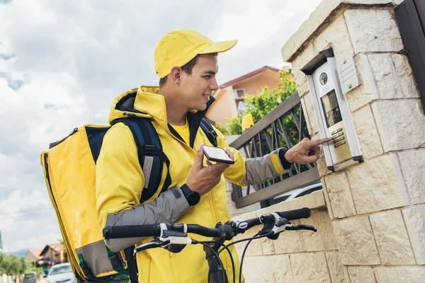 Mensajero Masculino Con Paquetes Entrega Bicicletas Usando Teléfono Inteligente —  Fotos de Stock