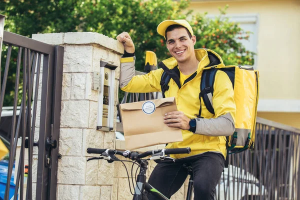 荷物を運ぶ自転車と男性宅配便 — ストック写真