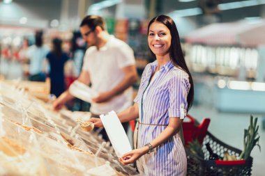 Sıfır atık atölyesinde genç çiftler.