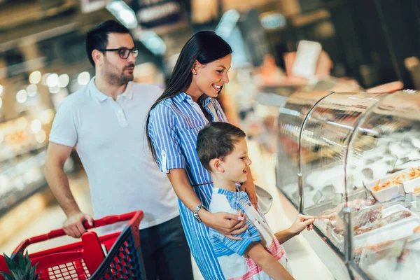 Família Feliz Com Criança Carrinho Compras Comprando Alimentos Mercearia Supermercado — Fotografia de Stock