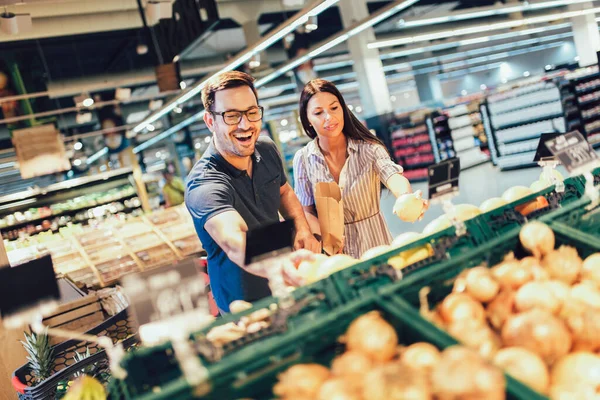 Happy Couple Buying Fruit Grocery Store Supermarket — Stock Photo, Image